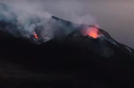 Vulcano Stromboli, allerta rossa e stop a barche turisti