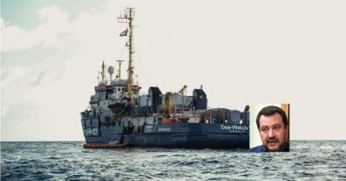 La Sea Watch ha forzato il blocco ed Ã¨ arrivata davanti alle coste di Lampedusa.