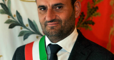 Comuni, Decaro confermato presidente dellâ€™Anci all'assemblea di Arezzo