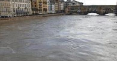 Continua a salire l'Arno a Firenze Maltempo, il Sieve esonda a Pontassieve chiuse alcune strade