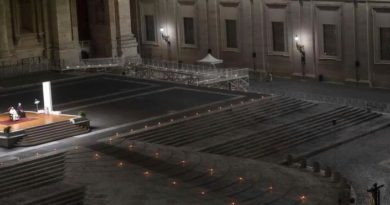 Papa Francesco celebra la Via Crucis  con 10 partecipanti causa Coronavirus