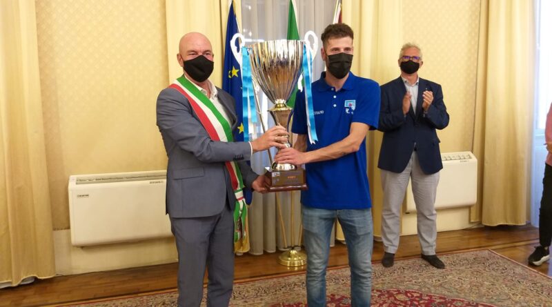 Il sindaco Luca Salvetti premia con coppa e pergamena la Unicusano Pielle Livorno