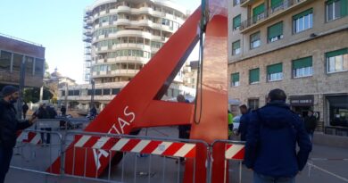 Questa mattina è stata ricollocata in piazza Attias la “Grande A”