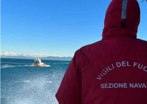 Livorno Barca in avaria al largo del Sassoscritto
