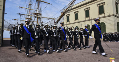 Gli 80 futuri ufficiali della Marina Militare, orgogliosi hanno gridato “lo giuro!”