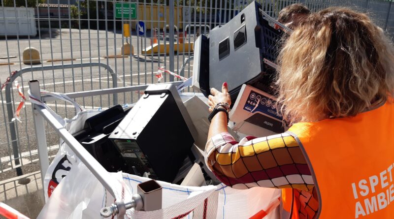 Numerosi computer e stampanti abbandonati a ridosso del Mercato Centrale