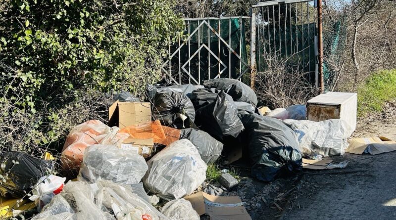 Sanzioni e indagini penali per abbandono di rifiuti: numerose operazioni della Polizia Municipale