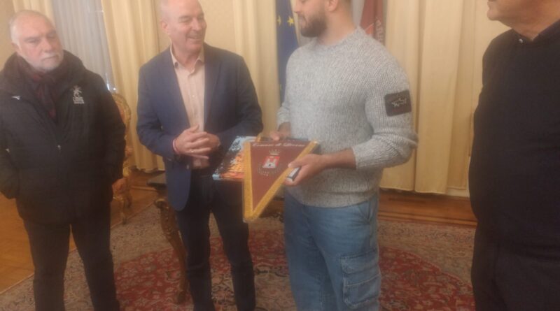 Rugby Il livornese della nazionale Lucchesi festeggiato e premiato dal sindaco Salvetti