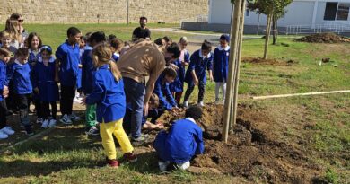I bimbi dell’Istituto comprensivo Micheli-Lamarmora hanno piantato tigli al parco