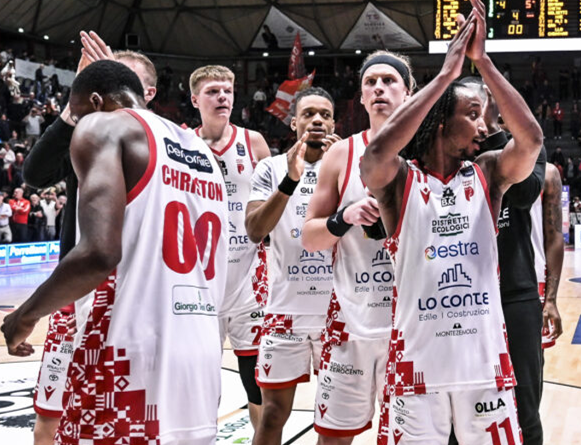 Al PalaCarrara la vittoria all’Estra Pistoia, battuta Reggio Emilia 73-70