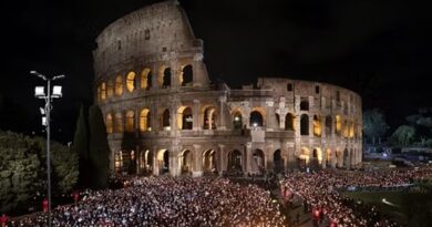 Via Crucis, Il rito del Venerdì Santo è stato guidato dal cardinale Reina